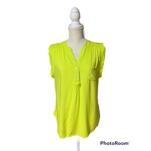 Sleeveless‎ top.